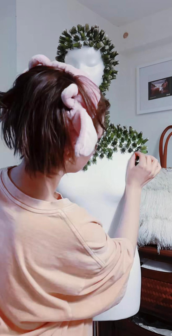 轉瞬即逝蒲公英連身裙 用上近千朵花蕾!同時綻放如煙火超震撼