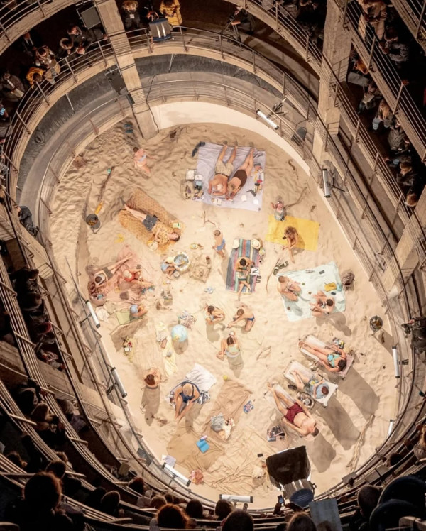 百年大劇院變物陽光與沙灘 動用幾十噸白沙/獲獎歌劇下月首爾演出!