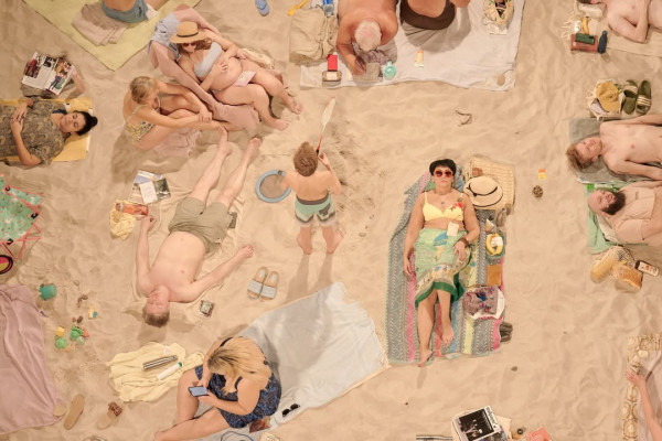 百年大劇院變物陽光與沙灘 動用幾十噸白沙/獲獎歌劇下月首爾演出!