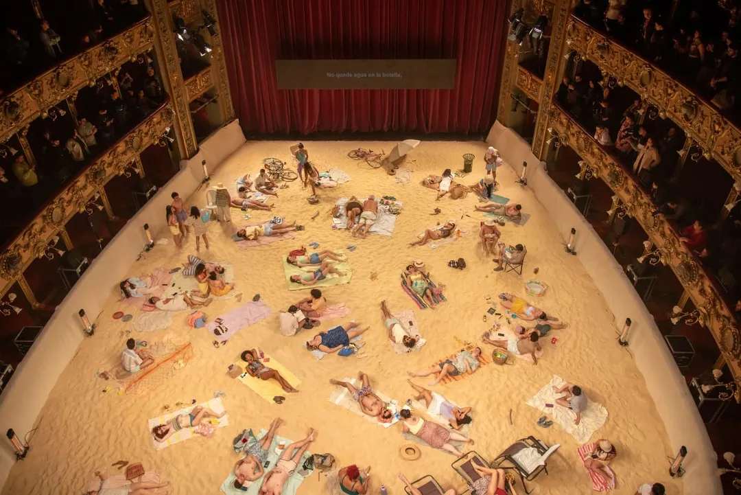 百年大劇院變物陽光與沙灘 動用幾十噸白沙/獲獎歌劇下月首爾演出!