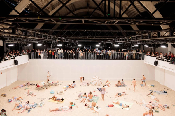 百年大劇院變物陽光與沙灘 動用幾十噸白沙/獲獎歌劇下月首爾演出!