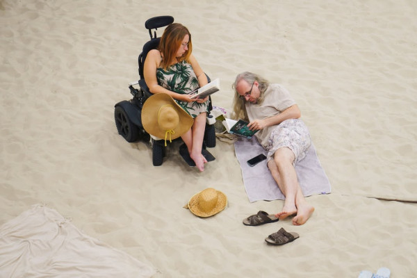 百年大劇院變物陽光與沙灘 動用幾十噸白沙/獲獎歌劇下月首爾演出!