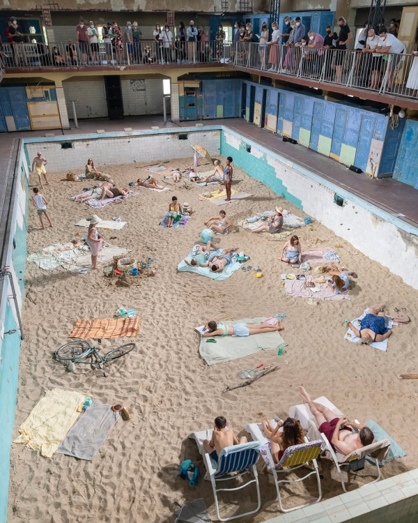 百年大劇院變物陽光與沙灘 動用幾十噸白沙/獲獎歌劇下月首爾演出!