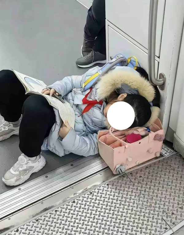 女童地鐵車廂地下疲憊睡著 雙手緊握2物惹心酸 網民：都是社會的錯 