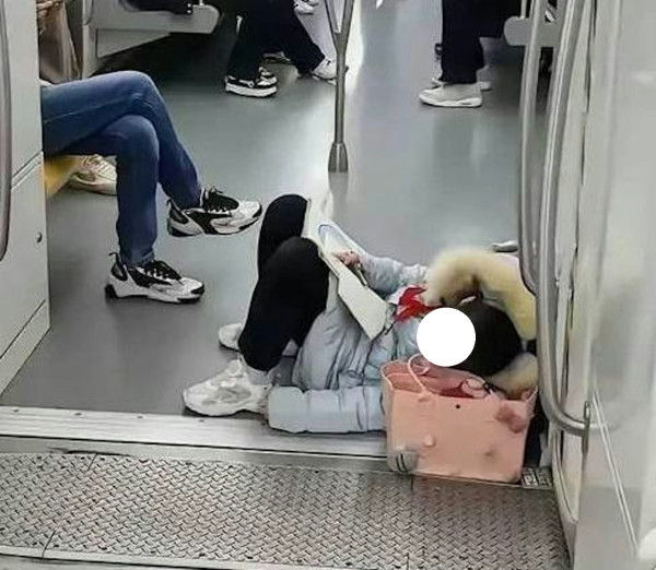 女童地鐵車廂地下疲憊睡著 雙手緊握2物惹心酸 網民：都是社會的錯 