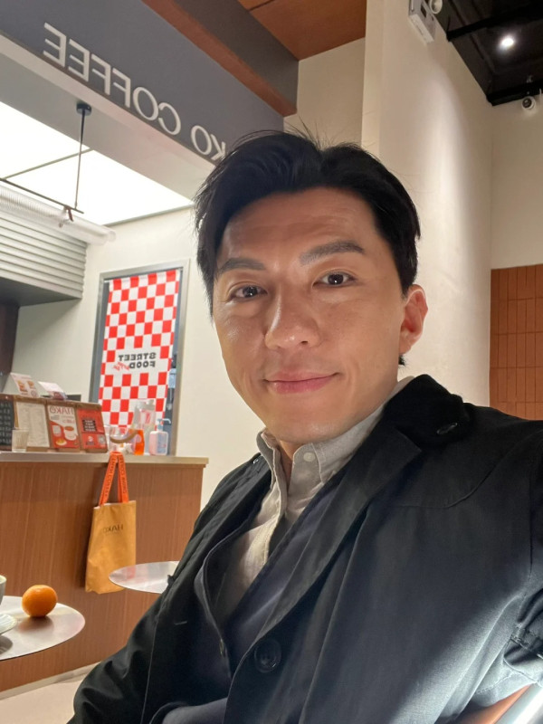 「TVB二胎爸爸」被野生捕獲揭真實狀態 44歲男神顏值終於逆齡回春