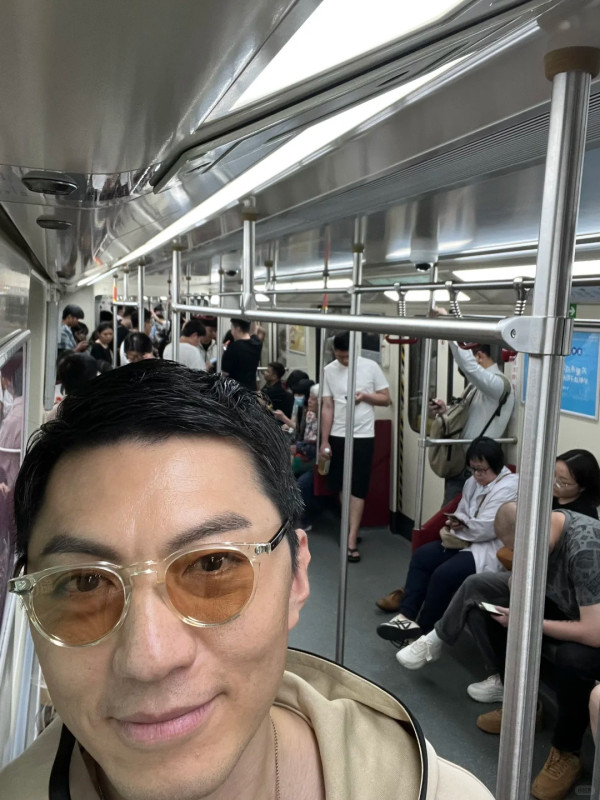 「TVB二胎爸爸」被野生捕獲揭真實狀態 44歲男神顏值終於逆齡回春