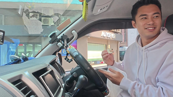 孔德賢體驗貨車司機擁逾10種本地駕照 晒爆肌身材送貨搬運客服一腳踢