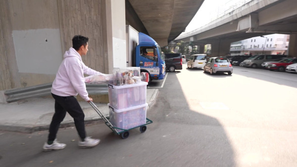 孔德賢體驗貨車司機擁逾10種本地駕照 晒爆肌身材送貨搬運客服一腳踢