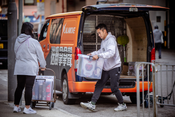 孔德賢體驗貨車司機擁逾10種本地駕照 晒爆肌身材送貨搬運客服一腳踢