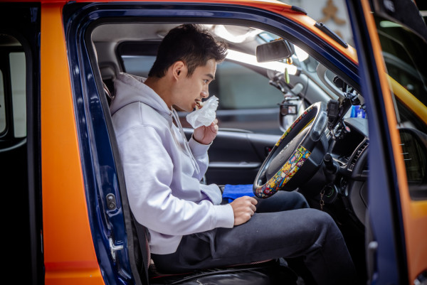 孔德賢體驗貨車司機擁逾10種本地駕照 晒爆肌身材送貨搬運客服一腳踢