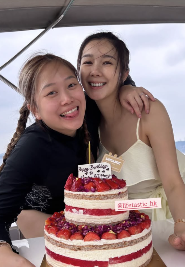 麥明詩產後狀態回勇 夫妻檔出席簡淑兒婚禮！老公3字稱呼惹網民質疑對老婆「不滿」？！