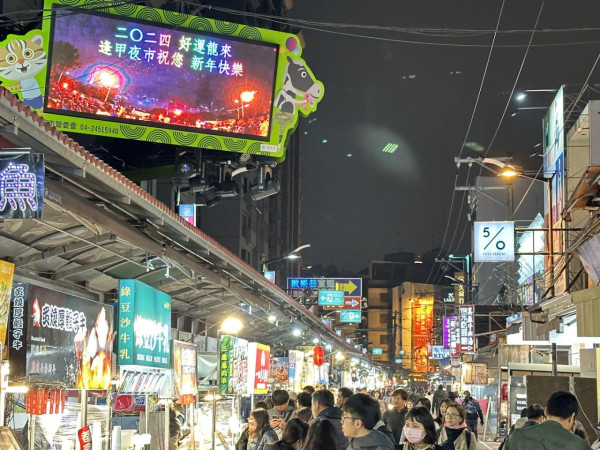 港男凌晨醉鬧台中逢甲餐廳！撞倒門口電單車擾攘兩個鐘 下場如此 