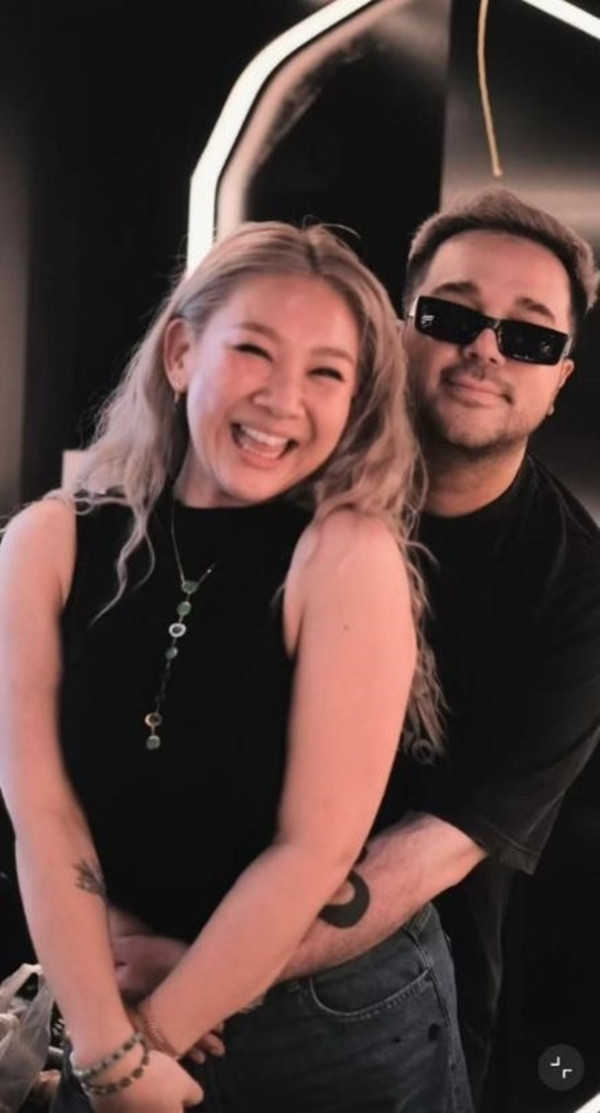 鄭欣宜黃袍加身生圖曝光真實消瘦身形 參觀沈殿霞母校合照來者不拒極親民