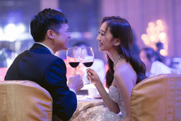 TVB索爆新聞主播爆已秘密結婚半年 榮升人妻豪華婚禮曝光：「一齊慢慢變老」