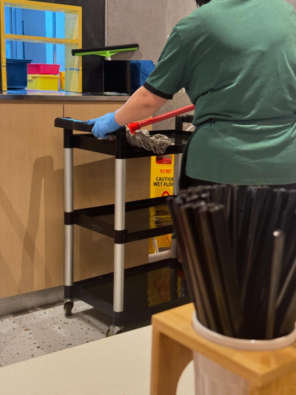 連鎖米線舖地拖抹餐車！網民斷正：喺我面前拖完地再拖落去／留言爆更恐怖真相...