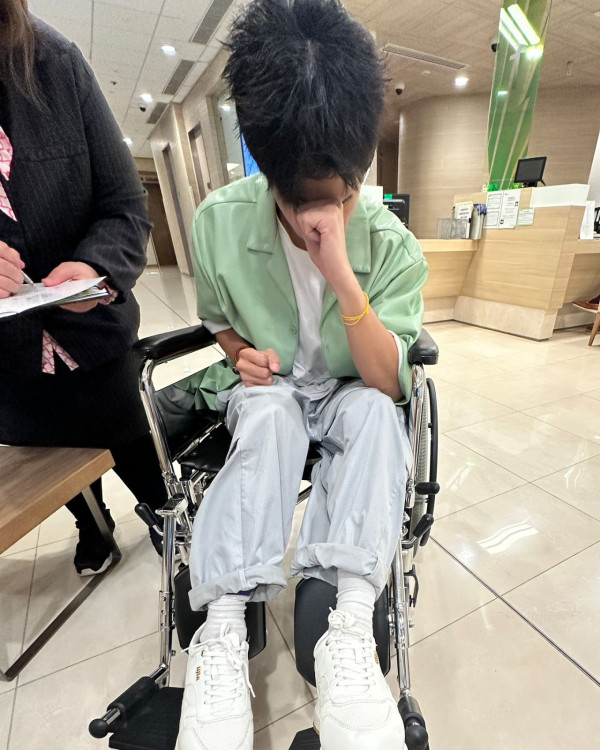 38歲男歌手認愛化妝師女友後被傳火速分手 坐輪椅入醫院三大線索證明感情生變？
