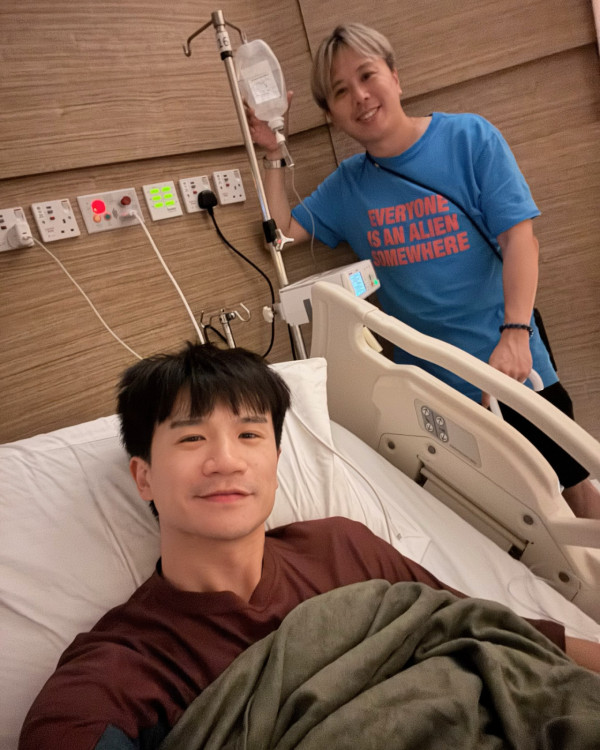 38歲男歌手認愛化妝師女友後被傳火速分手 坐輪椅入醫院三大線索證明感情生變？