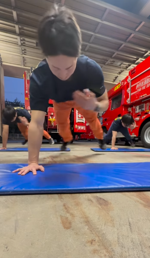 日本消防員魔鬼級平板支撐舞爆紅 網民大讚勁有型吸80萬讚好引挑戰熱潮！ 