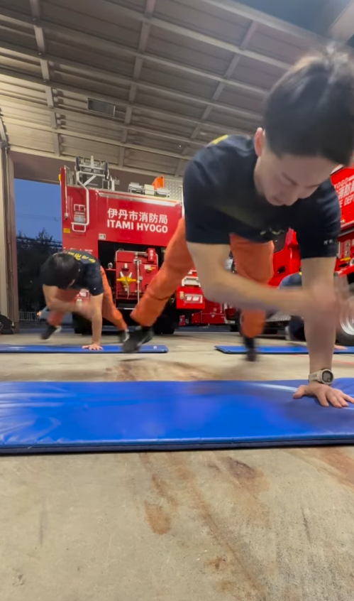 日本消防員魔鬼級平板支撐舞爆紅 網民大讚勁有型吸80萬讚好引挑戰熱潮！ 