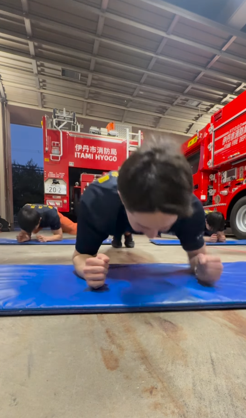 日本消防員魔鬼級平板支撐舞爆紅 網民大讚勁有型吸80萬讚好引挑戰熱潮！ 