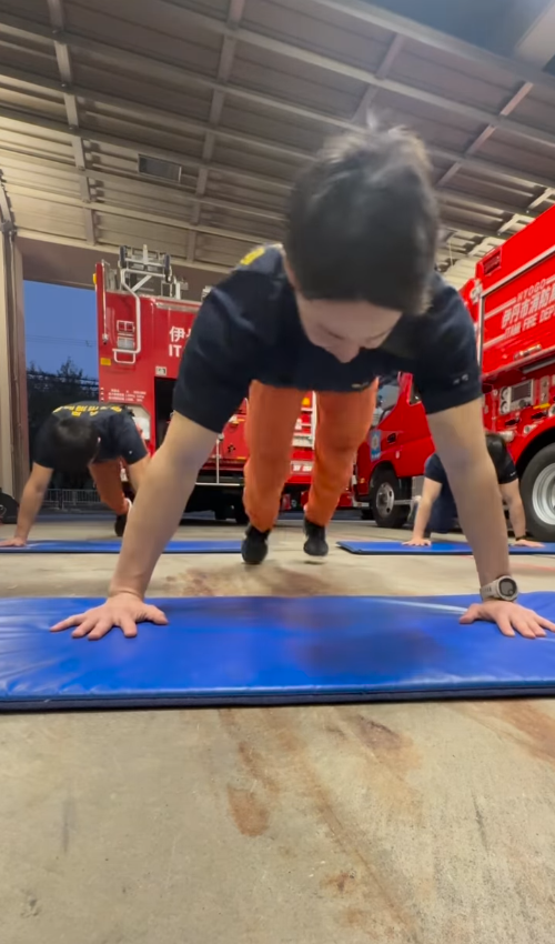 日本消防員魔鬼級平板支撐舞爆紅 網民大讚勁有型吸80萬讚好引挑戰熱潮！ 