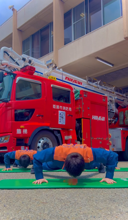 日本消防員魔鬼級平板支撐舞爆紅 網民大讚勁有型吸80萬讚好引挑戰熱潮！ 