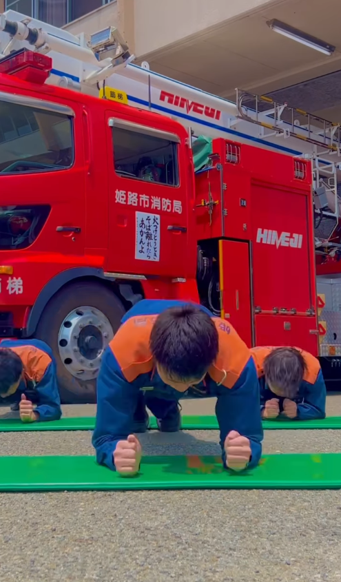 日本消防員魔鬼級平板支撐舞爆紅 網民大讚勁有型吸80萬讚好引挑戰熱潮！ 