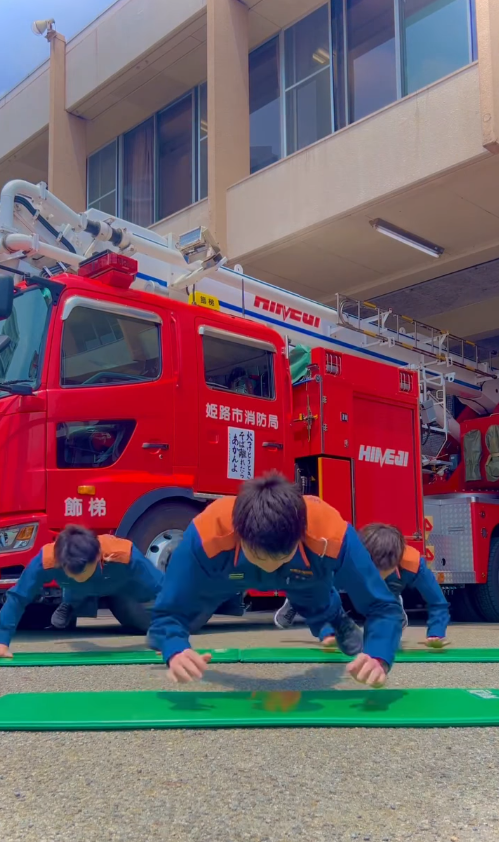 日本消防員魔鬼級平板支撐舞爆紅 網民大讚勁有型吸80萬讚好引挑戰熱潮！ 