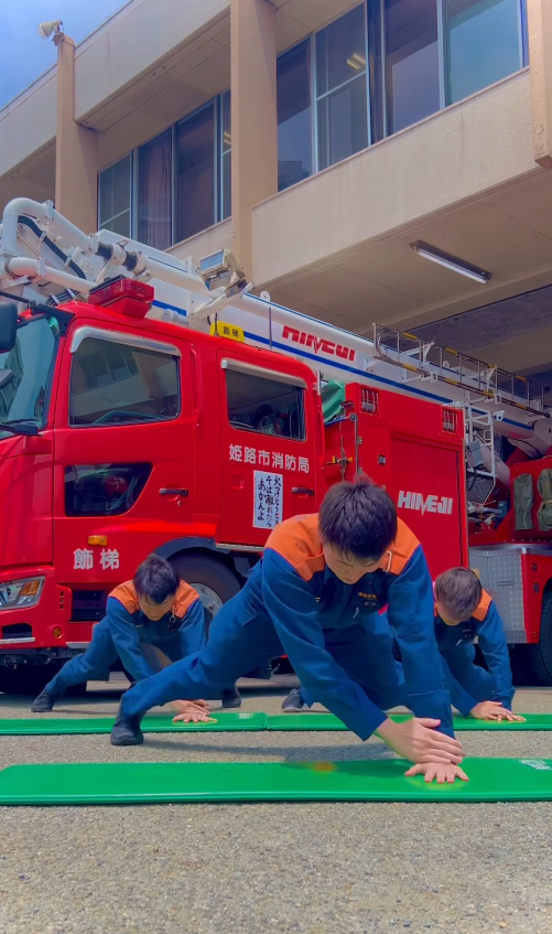 日本消防員魔鬼級平板支撐舞爆紅 網民大讚勁有型吸80萬讚好引挑戰熱潮！ 