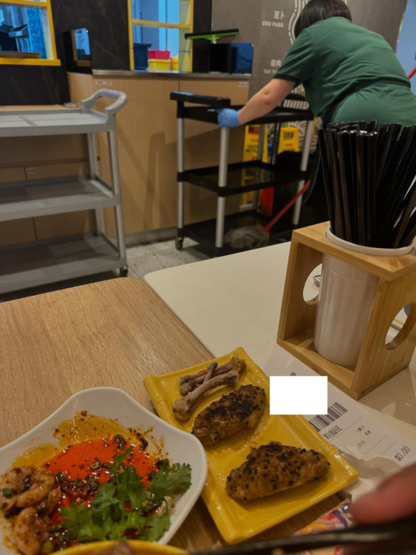 連鎖米線舖地拖抹餐車！網民斷正：喺我面前拖完地再拖落去／留言爆更恐怖真相...