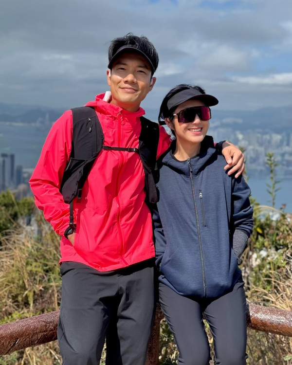 楊千嬅丁子高15年前後夫妻合照對比！十指緊扣恩愛不減︰捉緊彼此擁抱每一個當下