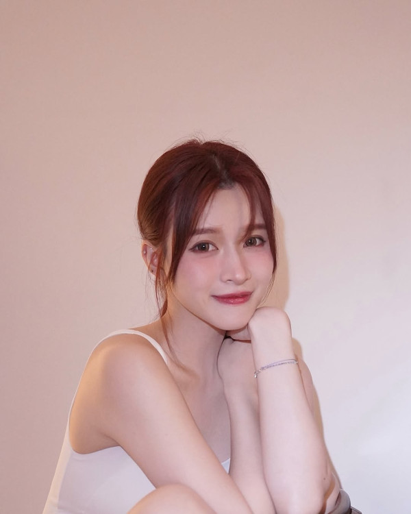 性感女神李蔓瑩甜曬男友視角風騷挑機？伍允龍公開戀情後引爆大型脫粉潮