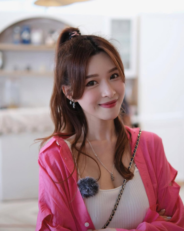 性感女神李蔓瑩甜曬男友視角風騷挑機？伍允龍公開戀情後引爆大型脫粉潮