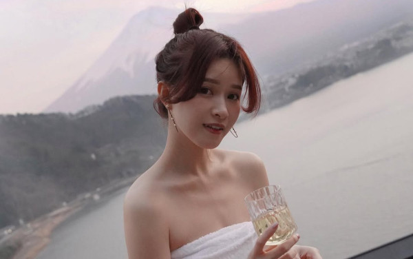 性感女神李蔓瑩甜曬男友視角風騷挑機？伍允龍公開戀情後引爆大型脫粉潮