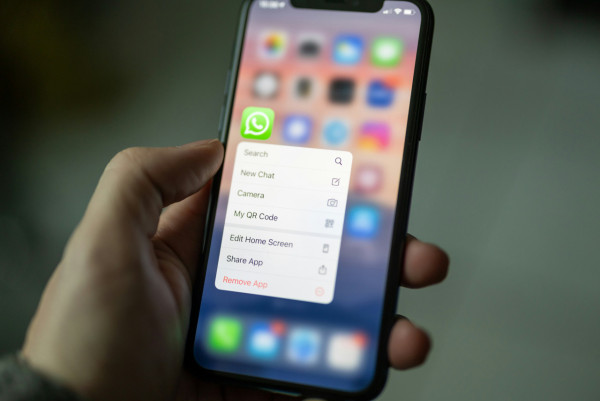 WhatsApp港鐵站火星文廣告似暗號？官方揭「亂碼」背後真實含意