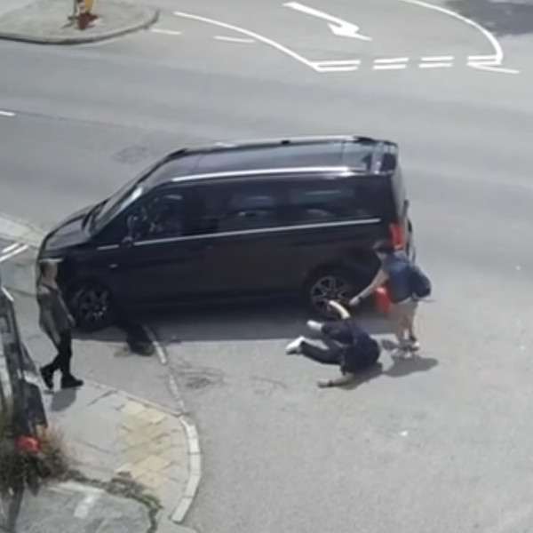 有片！Benz老爺車冒煙自焚！車主疑做1事救火犯大忌 搶火極危險 被批：冇常識