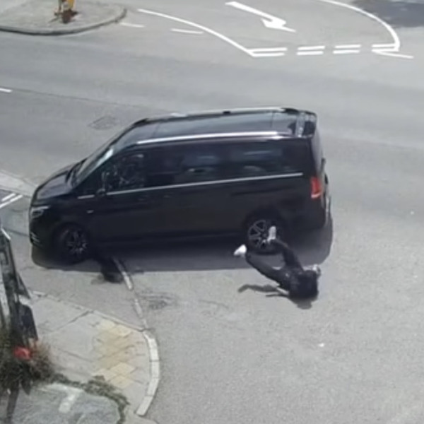 有片！Benz老爺車冒煙自焚！車主疑做1事救火犯大忌 搶火極危險 被批：冇常識
