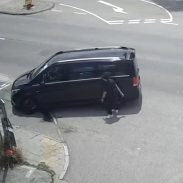 有片！Benz老爺車冒煙自焚！車主疑做1事救火犯大忌 搶火極危險 被批：冇常識