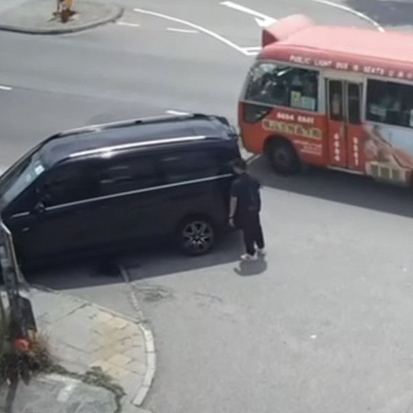 有片！Benz老爺車冒煙自焚！車主疑做1事救火犯大忌 搶火極危險 被批：冇常識
