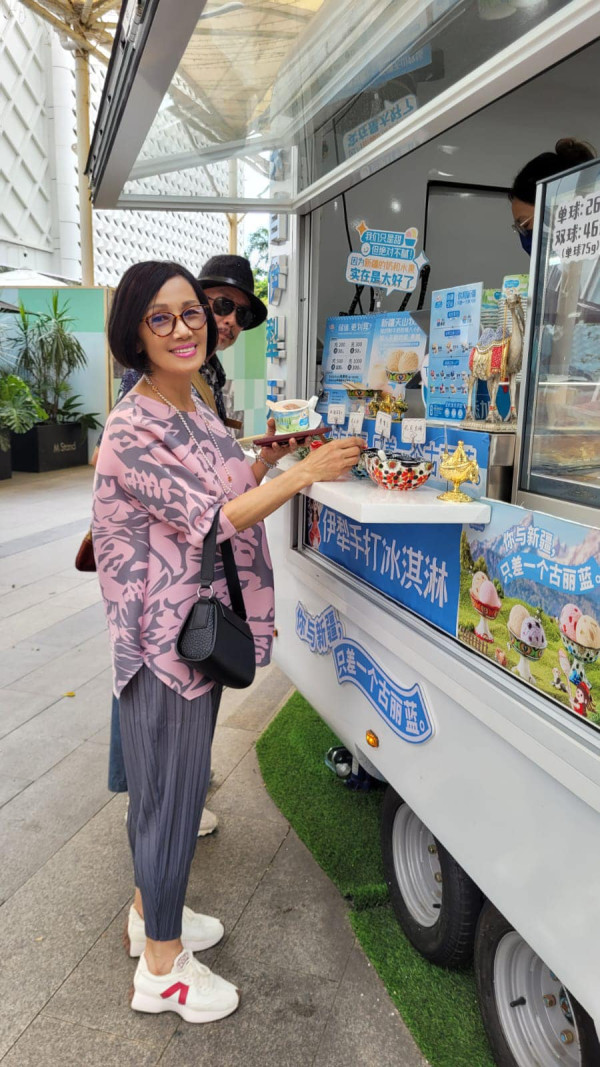 「隱形富婆」韓馬利豪宅大屋曝光！擺滿玉石古董珍藏字畫 真係「大姐書香世代」