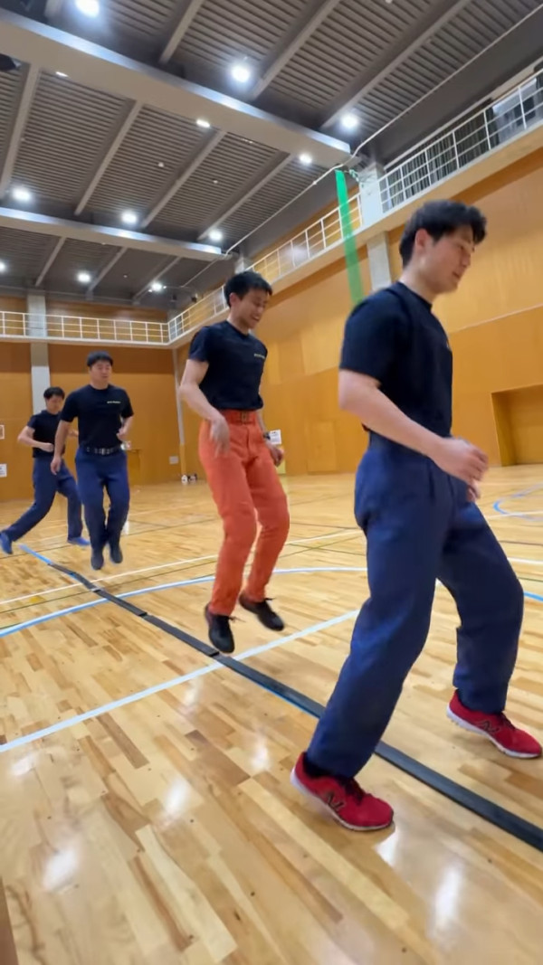 日本消防員魔鬼級平板支撐舞爆紅 網民大讚勁有型吸80萬讚好引挑戰熱潮！ 