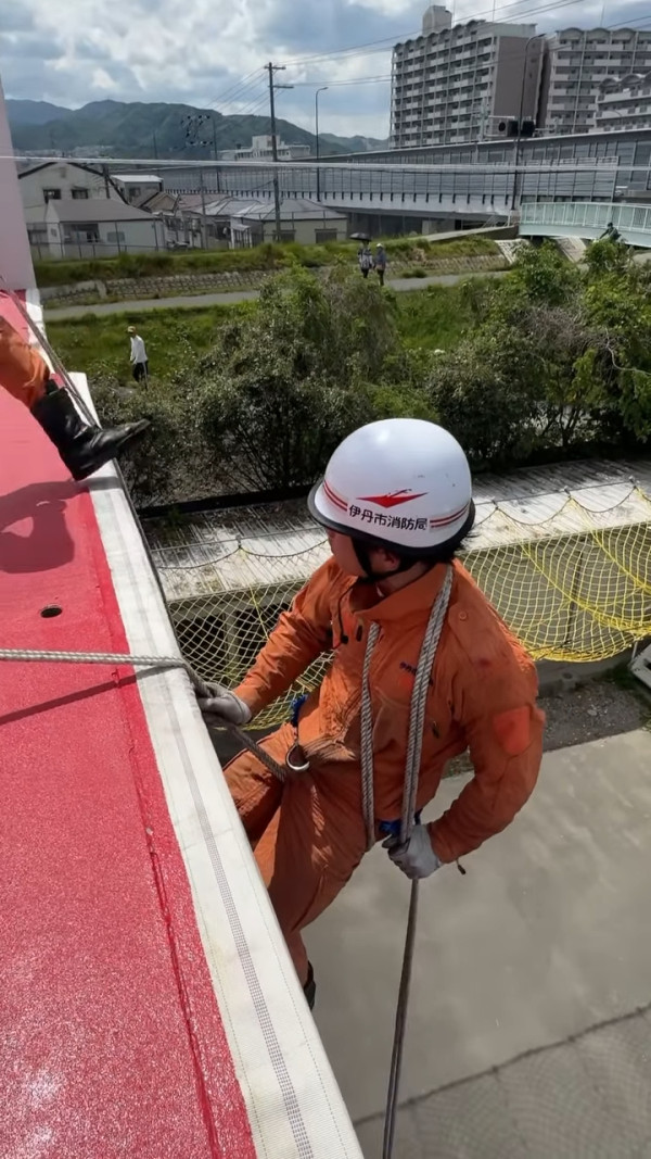 日本消防員魔鬼級平板支撐舞爆紅 網民大讚勁有型吸80萬讚好引挑戰熱潮！ 