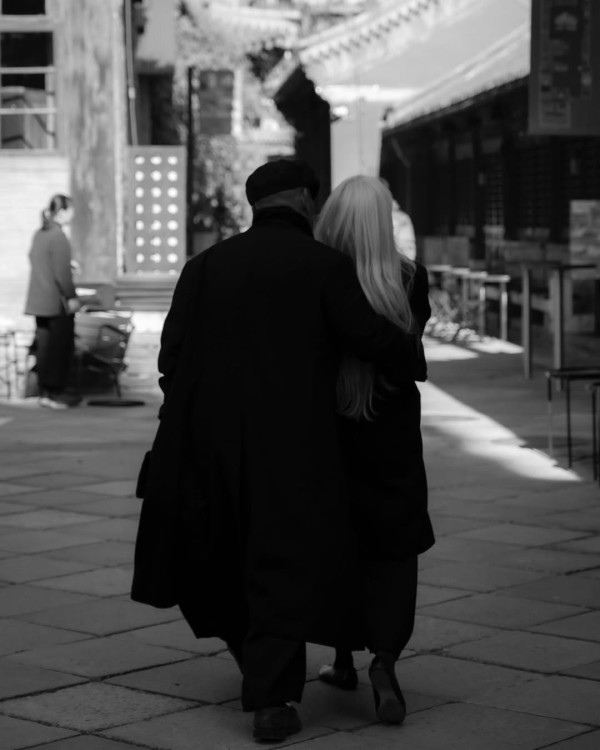 金像獎2026｜麥浚龍激罕當眾親吻女友放閃 白髮女友神秘身份曝光背景猛料