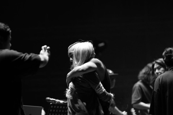 金像獎2026｜麥浚龍激罕當眾親吻女友放閃 白髮女友神秘身份曝光背景猛料