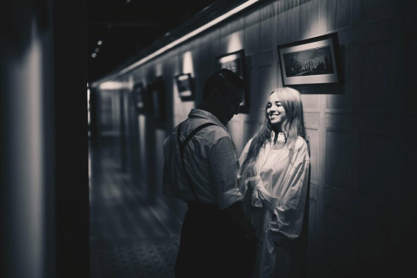 金像獎2026｜麥浚龍激罕當眾親吻女友放閃 白髮女友神秘身份曝光背景猛料