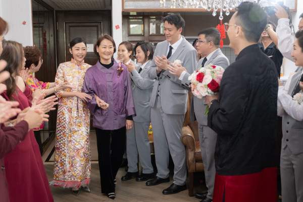 衛詩雅婚後4個月公開絕密中式結婚相 身上頂級褂皇造價近廿萬氣派非凡