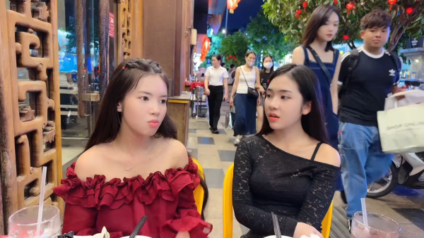YouTuber混血肥仔與丁丁同遊越南被斷正 街頭被拍意外入鏡引熱議
