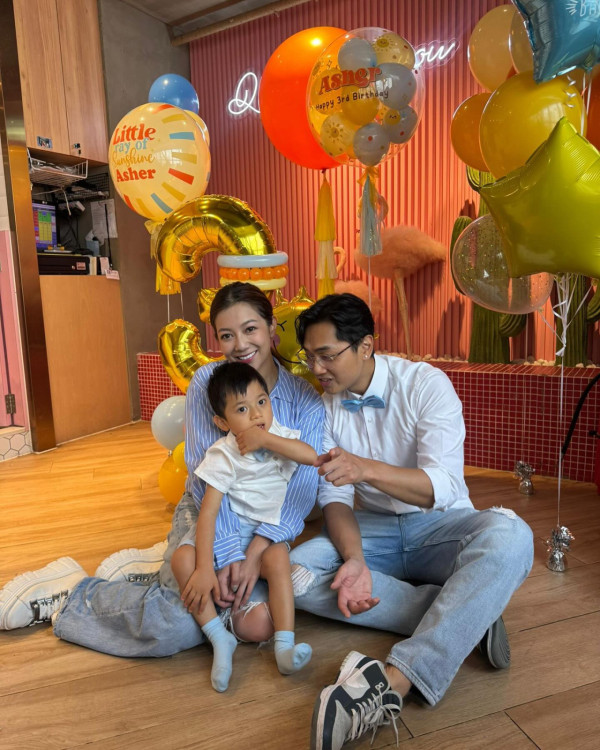 33歲前TVB索爆人妻生日罕晒惹火身材 躺大床晒深V事業線畫面香艷極吸睛