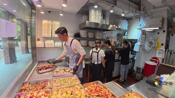 黎諾懿做兩餸飯店員展現驚人記憶力 親自下廚煮50份飯盒派贈有需要街坊 